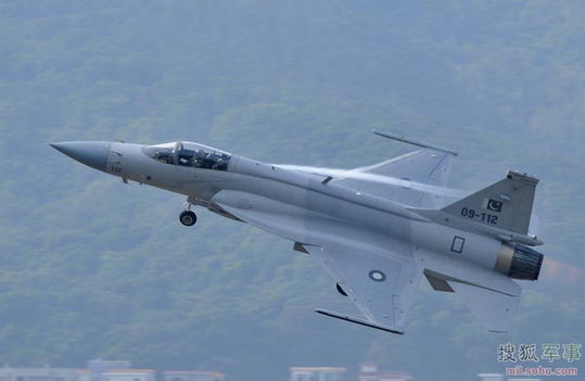 巴基斯坦梟龍戰(zhàn)機進行單機飛行訓(xùn)練。