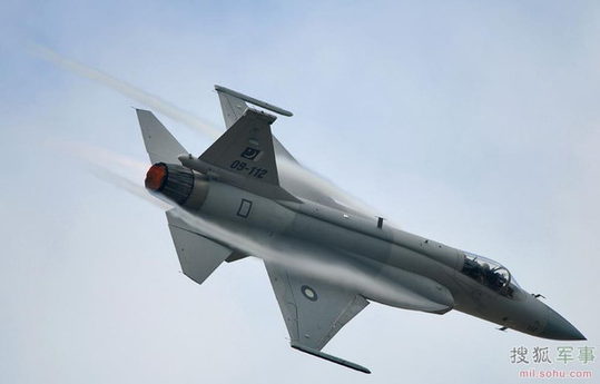 巴基斯坦梟龍戰(zhàn)機進行單機飛行訓(xùn)練。
