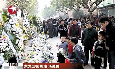 昨日，上海市群眾自發(fā)前往火災現(xiàn)場悼念遇難者。東方衛(wèi)視截圖