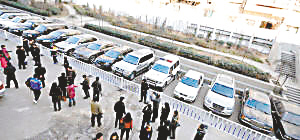 關(guān)建軍犯罪組織的停車場(chǎng)停放了30余輛汽車，路虎、奧迪Q7、寶馬X6只算是其中普通的，關(guān)建軍的座駕是勞斯萊斯幻影，價(jià)值840萬。