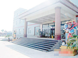 關(guān)建軍、關(guān)建民兄弟被捕前，大興土木為自己興建的豪宅。