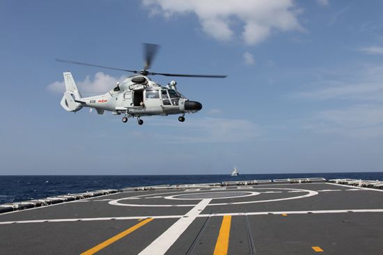 中國海軍第八批護(hù)航編隊(duì)艦載直升機(jī)升空偵查。