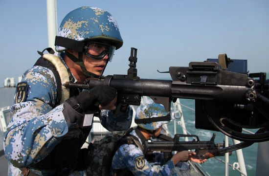 2月24日，中國海軍第八批護(hù)航編隊(duì)在南沙海域進(jìn)行首次反海盜綜合演練。演練實(shí)施了輕武器射擊，直升機(jī)偵查取證、警示驅(qū)離，反海盜武力營救等多個(gè)課目。新華社記者邱俊松攝