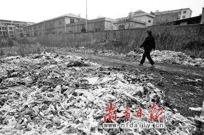 3月24日，浙江臺(tái)州市速起蓄電池有限公司廠房外邊堆滿了廢舊垃圾。近日，臺(tái)州路橋區(qū)峰江街道上陶村139名村民出現(xiàn)由蓄電池污染引起的血鉛含量超標(biāo)