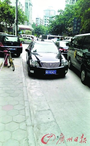 “粵O80421”車在龍口西路逆行（圖片來自網(wǎng)友“人靚聲甜”微博，請與本報(bào)聯(lián)系領(lǐng)取稿酬）。
