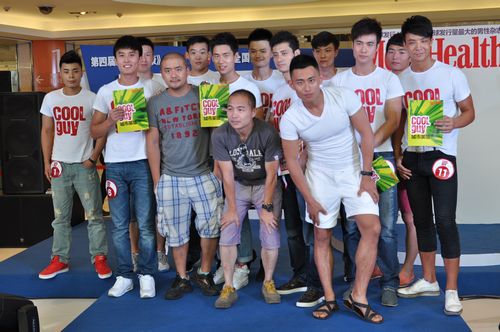 時尚雜志青島選型男 31歲經(jīng)理大秀腹肌稱王 時尚雜志青島選型男 31歲經(jīng)理大秀腹肌稱王