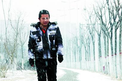 青島龍年首雪連下20小時(shí)氣勢足 49根碘化銀助增雪