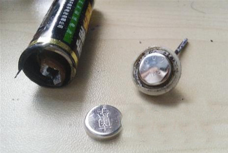 這個(gè)電池突然爆炸，把自己的“屁股”炸開了