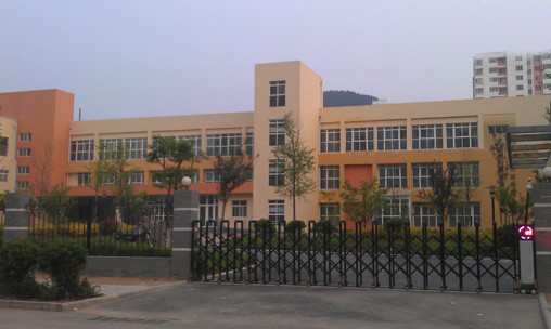 省實驗幼兒園新園區(qū)還沒掛牌就遭遇捐贈費事件，業(yè)主們擔心幼兒園會因此事撤出小區(qū)