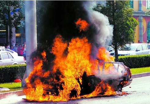 雖然消防人員很快將火撲滅,但捷達(dá)車仍被燒得只剩下空殼。