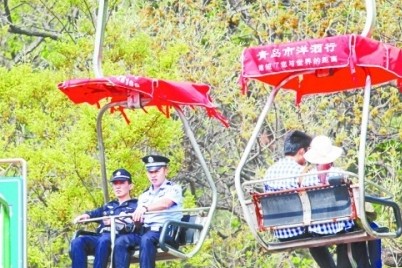 民警去查看后，坐索道下來(lái)。