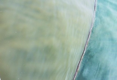 纜繩兩側(cè)，污染較重的海水與污染較輕的海水涇渭分明。
