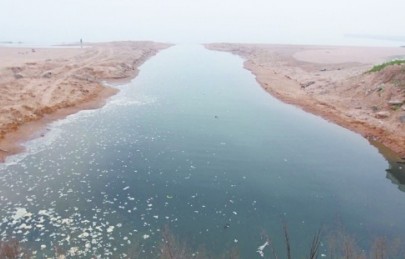 污水沿著這條人工挖開的河道匯入大海。