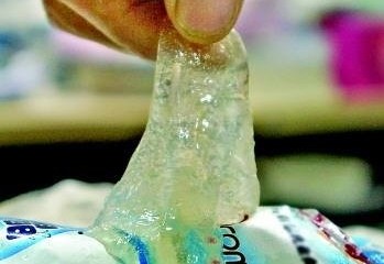 這支冰棍在常溫放置24小時(shí)后,變成了一攤膠狀物。
