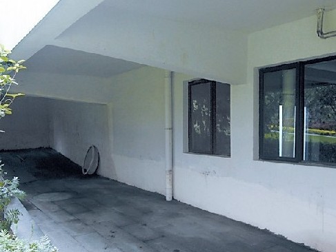 走廊下埋了管道，開發(fā)商將其做了一個(gè)坡，這里很難開一個(gè)門