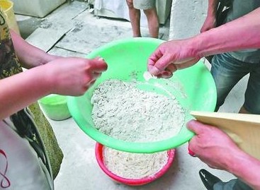 在一家米線加工作坊內(nèi)，執(zhí)法人員發(fā)現(xiàn)一個(gè)盆內(nèi)盛著白色的粉狀物，其中還有不少結(jié)塊