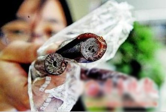 保質(zhì)期還有8個(gè)月,果丹皮竟然發(fā)霉長了毛。