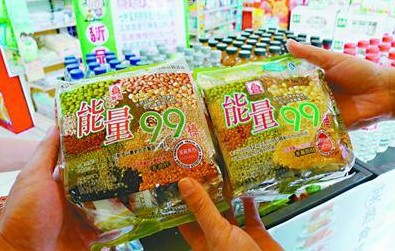 圖一：在經(jīng)七緯一路統(tǒng)一銀座超市，兩種包裝雷同的能量99棒擺放在同一個柜臺上。