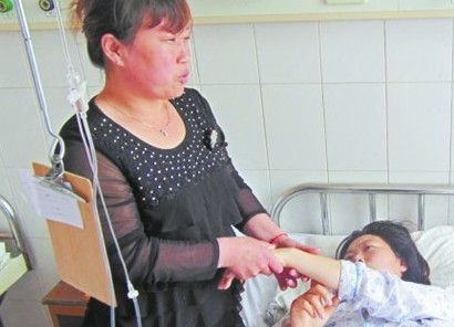 家人正在給初女士按摩，并不時開導(dǎo)她。