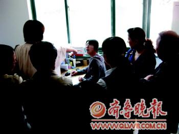 業(yè)主在開發(fā)商辦公室與工作人員發(fā)生爭執(zhí)。