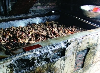 工業(yè)用豬油疑似流向餐桌 制作現(xiàn)場(chǎng)骯臟不堪 工業(yè)用豬油疑似流向餐桌 制作現(xiàn)場(chǎng)骯臟不堪