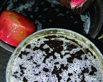 工業(yè)用豬油疑似流向餐桌 制作現(xiàn)場(chǎng)骯臟不堪 工業(yè)用豬油疑似流向餐桌 制作現(xiàn)場(chǎng)骯臟不堪