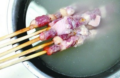 肉串泡在熱水中后，清水變成了'濃湯'。