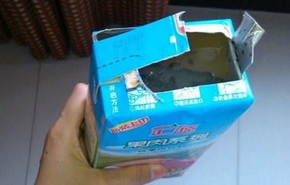 匯源果汁質(zhì)量風(fēng)波再起 現(xiàn)蟲卵狀黑色漂浮物 匯源果汁質(zhì)量風(fēng)波再起 現(xiàn)蟲卵狀黑色漂浮物