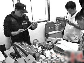 工作人員現(xiàn)場查看各個(gè)產(chǎn)品的說明書