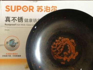 使用三天后的蘇泊爾“真不銹”鍋，銹跡斑斑。