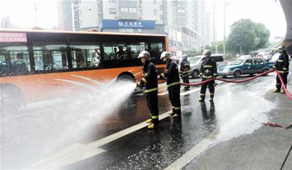運化學(xué)品卡車沿路灑百米綠河 冒白煙氣味刺鼻