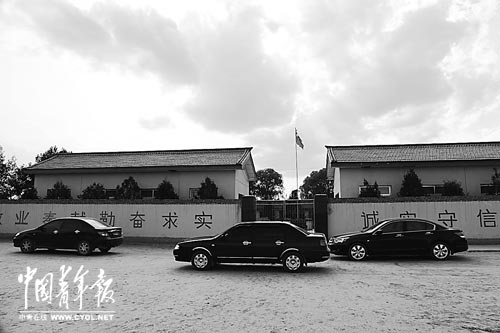 事發(fā)的隴西縣碧巖珠簾小學(xué)。輿論漩渦中心異常平靜。本報記者張鵬攝