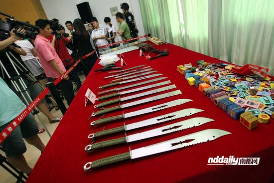 昨日，廣州警方展示繳獲的仿制槍支和毒品。