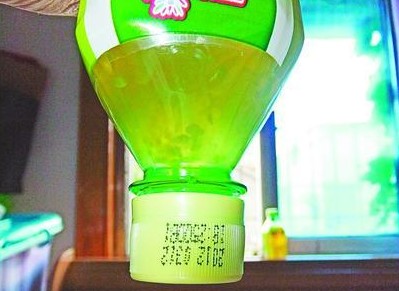 保質(zhì)期內(nèi)的未開封康師傅綠茶，液體渾濁、顏色異常并出現(xiàn)明顯絮狀物
