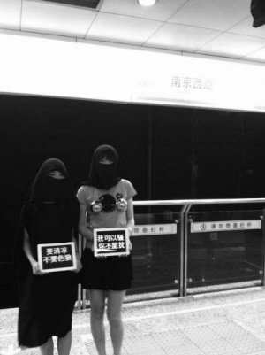 兩名志愿者為抗議而在上海地鐵里表演的行為藝術(shù)，引來(lái)了諸多路人和網(wǎng)友的關(guān)注