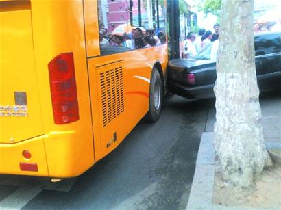 紅旗轎車(chē)溜坡撞公交擠住路人 孕婦驚嚇過(guò)度