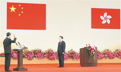 香港特別行政區(qū)第四任行政長官梁振英宣誓就職，胡錦濤監(jiān)誓。