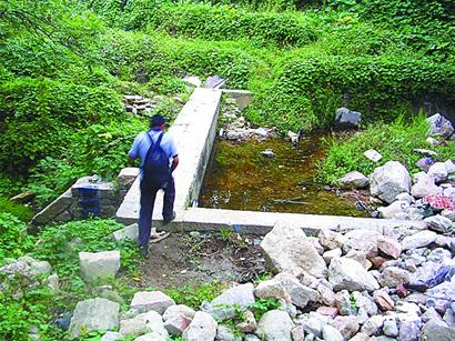 青島浮山76歲德建游泳池填滿(mǎn)垃圾 正申請(qǐng)國(guó)家文物保護(hù)