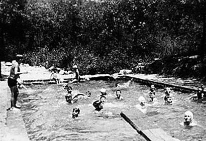 浮山76歲山泉游泳池填滿(mǎn)垃圾 1936年露天洗澡照曝光