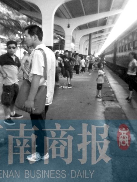 　因車(chē)廂停電，乘務(wù)員讓乘客下車(chē)透氣。網(wǎng)友陳克婷/供圖