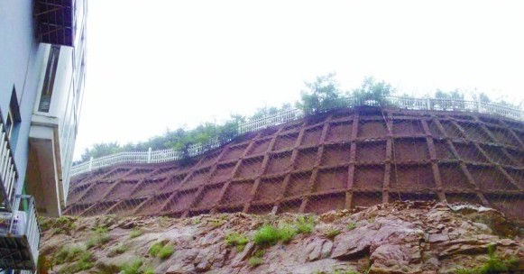 實地探訪青島5災害易發(fā)區(qū) 山體裸露山石滾落路邊