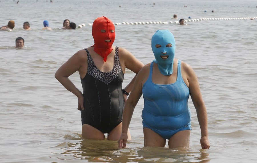 7月6日，山東青島第一海水浴場，女士們戴著尼龍面罩在海水浴場游泳。