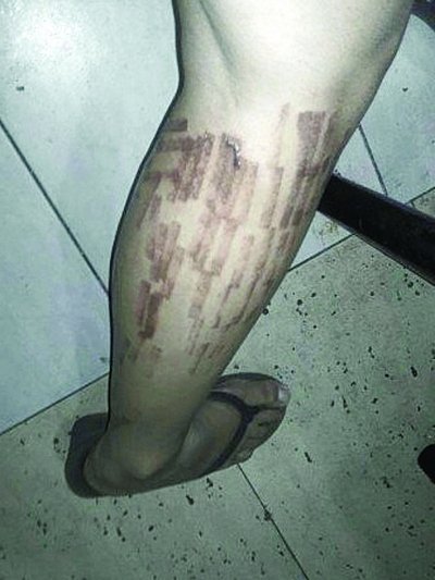 當(dāng)事人在這家美容院前接受采訪。