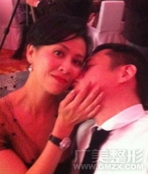 劉嘉玲露出惹火上圍，被張叔平趴在肩膀上膩歪，還被其親吻臉頰