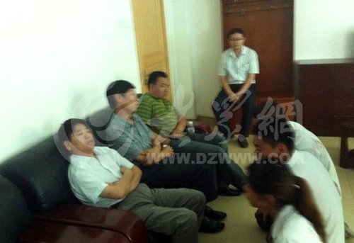 在壽光市人民醫(yī)院接待室，3名死者家屬向院方人員下跪，院方人員表情漠然。