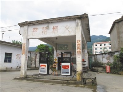 重慶涪陵一家遠(yuǎn)離城區(qū)的民營加油站。涪陵石油成品油協(xié)會(huì)介紹，民營加油站多被擠出城區(qū)，目前城區(qū)只有兩家是民營。新京報(bào)首席記者楊萬國 攝