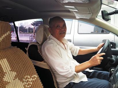 老人暑期扎堆學(xué)車(chē) 大多為接送孫子孫女上學(xué)