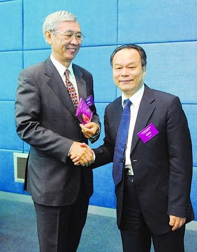 北大校長周其鳳（右）向香港城市大學(xué)前校長贈送自己作詞光碟。