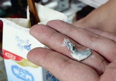 三元果之養(yǎng)酸奶被曝喝出異物 消費(fèi)者投訴獲賠 三元果之養(yǎng)酸奶被曝喝出異物 消費(fèi)者投訴獲賠