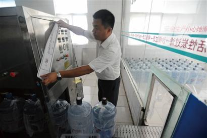 青島大桶水廠緊鄰化糞池用毒桶裝水 被查繼續(xù)生產